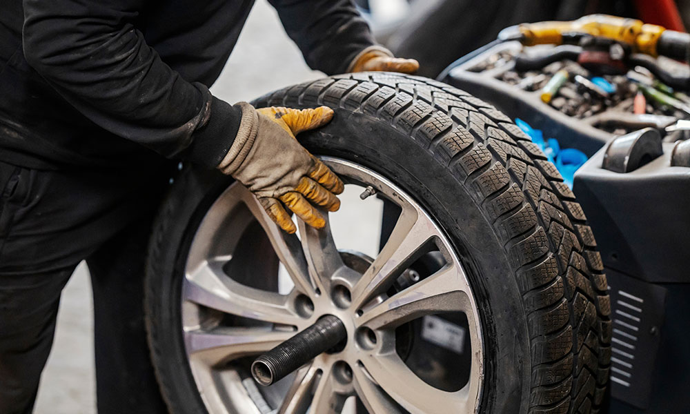 shutterstock_2425213365_wheel-alignment-check