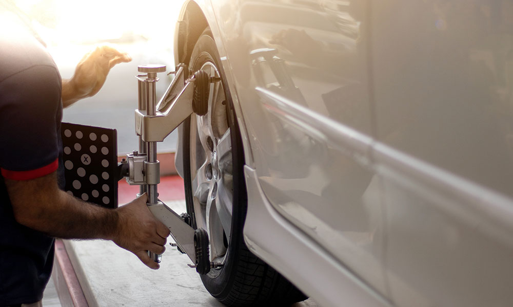 shutterstock_2435390453_wheel-alignment