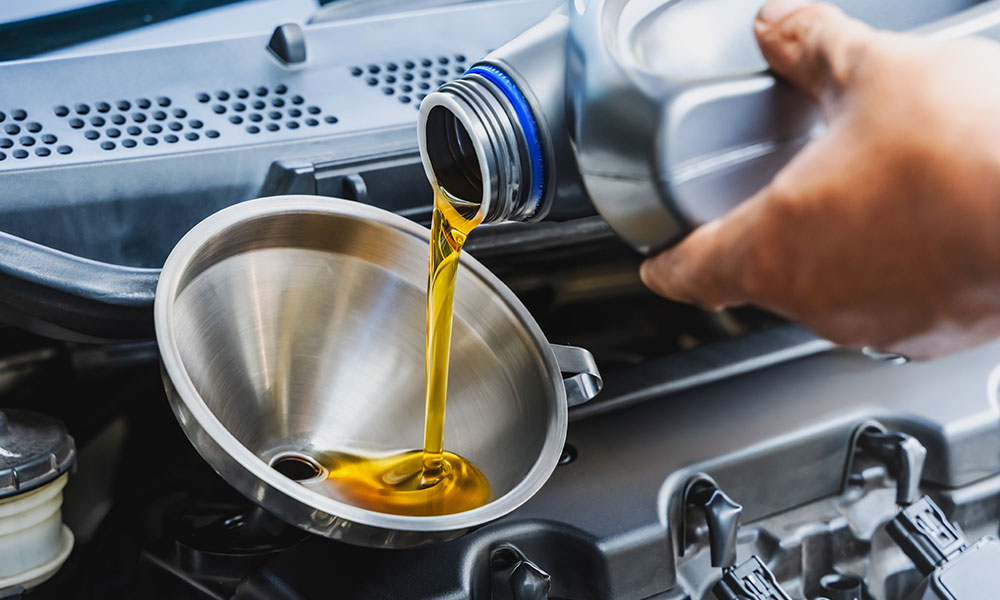 shutterstock_2588247199_synthetic-oil-change
